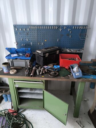 Arbejdsbord m. div. værktøj 