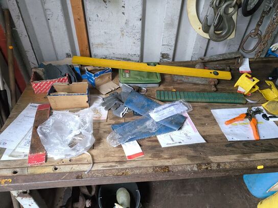 Arbejdesbord m. skruetving & indhold