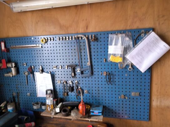 Arbejdesbord m. skruetvinge & div. indhold