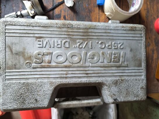 Arbejdesbord m. skruetvinge & div. indhold