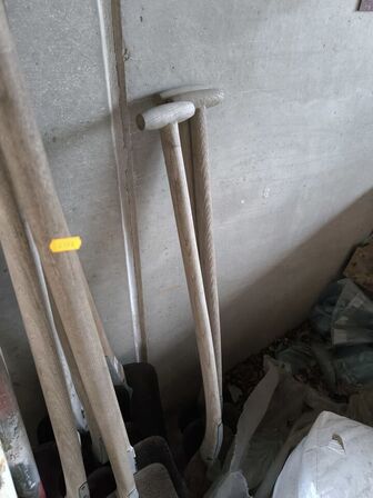 Div. Haveredskaber koste, skovle mv.  