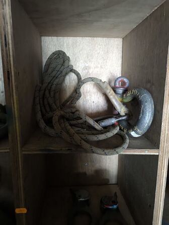 Hylde m. div. sikkerhedsudstyr