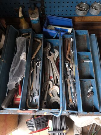 Arbejdesbord m. skruetvinge & div. indhold