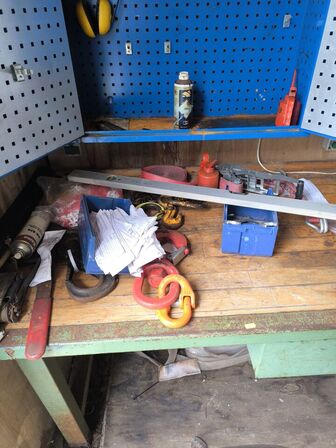 Arbejdsbord m. indhold samt metalskabe