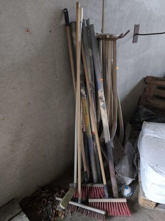 Div. Haveredskaber koste, skovle mv.  