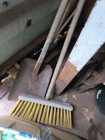 Div. Værktøj: skovl, kost mv. 