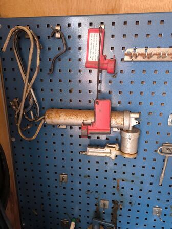 Arbejdesbord m. skruetvinge & div. indhold