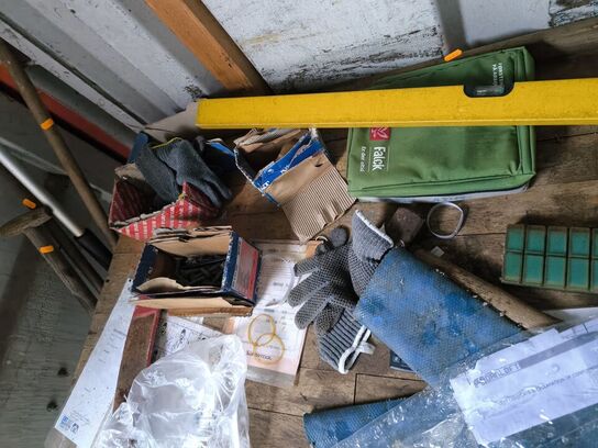 Arbejdesbord m. skruetving & indhold