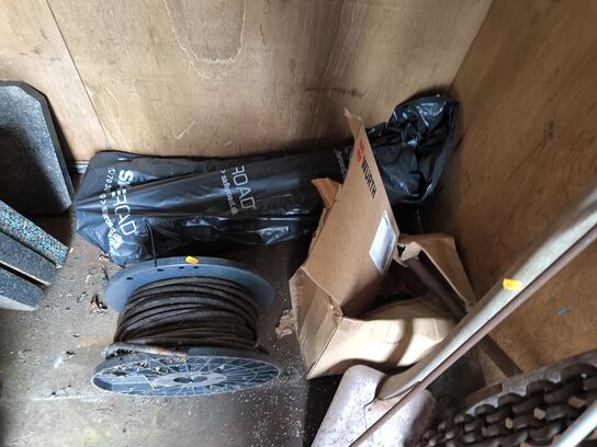 Hylde m. indhold propan, værktøj m.v. 