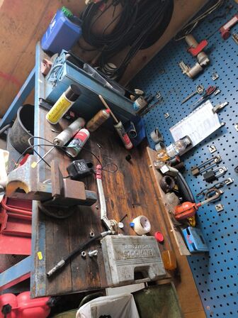 Arbejdesbord m. skruetvinge & div. indhold