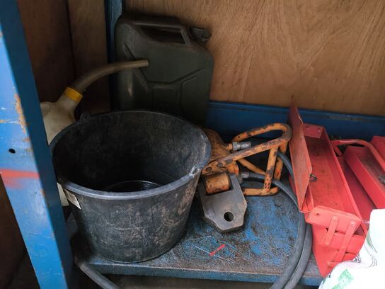 Arbejdesbord m. skruetvinge & div. indhold