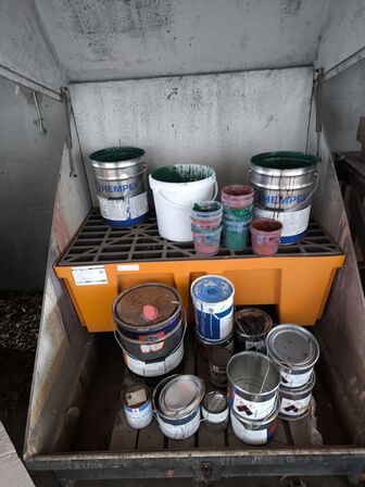 Maling- og Epoxybeholder m. indhold. 