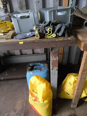 Arbejdesbord m. skruetving & indhold