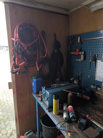 Arbejdesbord m. skruetvinge & div. indhold