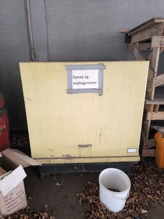 Maling- og Epoxybeholder m. indhold. 