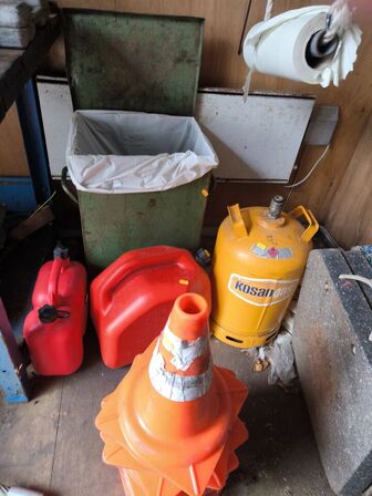 Hylde m. indhold propan, værktøj m.v. 
