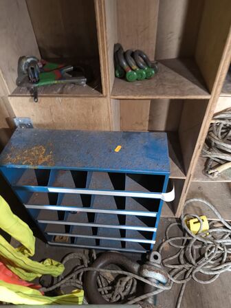 Hylde m. div. sikkerhedsudstyr