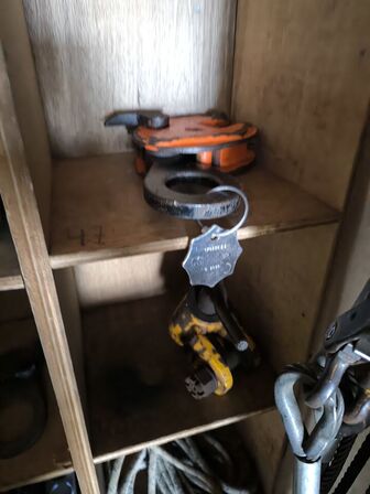 Hylde m. div. sikkerhedsudstyr