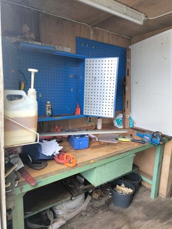 Arbejdsbord m. indhold samt metalskabe