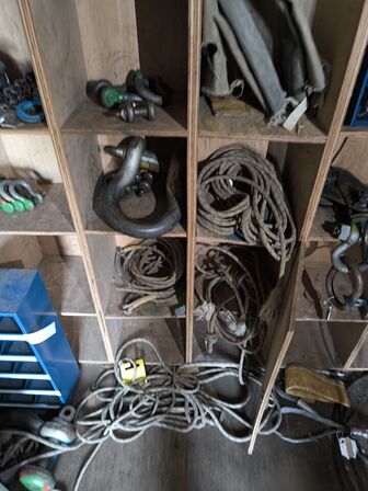 Hylde m. div. sikkerhedsudstyr