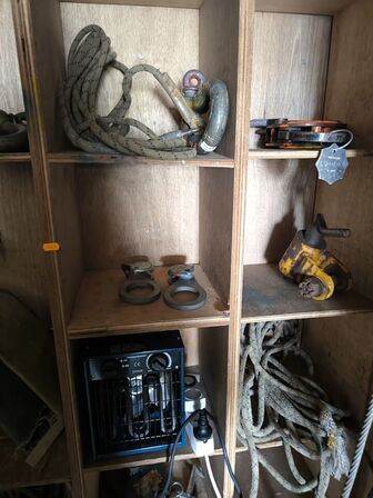 Hylde m. div. sikkerhedsudstyr