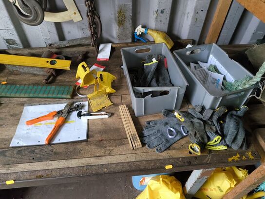 Arbejdesbord m. skruetving & indhold