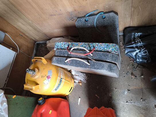 Hylde m. indhold propan, værktøj m.v. 