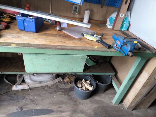 Arbejdsbord m. indhold samt metalskabe