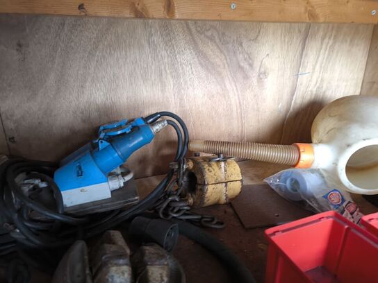 Hylde m. indhold stålwire m.v.