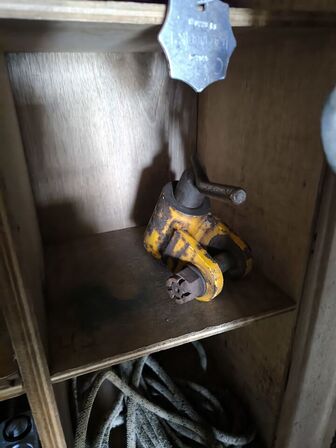 Hylde m. div. sikkerhedsudstyr