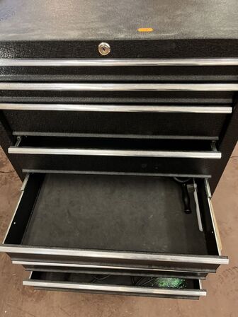 Metal Skab Inkl. Indhold