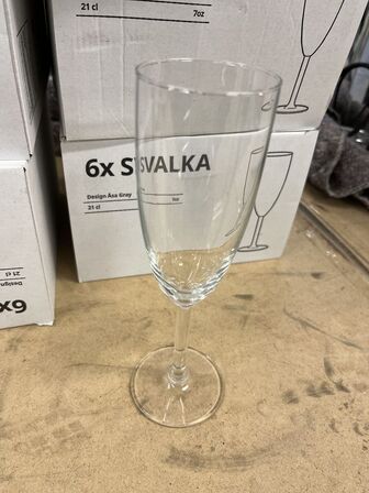 48 Stk. Champagneglas SVALKA +  5 Fl. Vin + Kaffestel