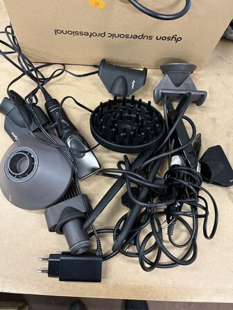 2 Stk. Hårtørrer DYSON +  Hårtrimmer PANASONIC  + Tilbehør 