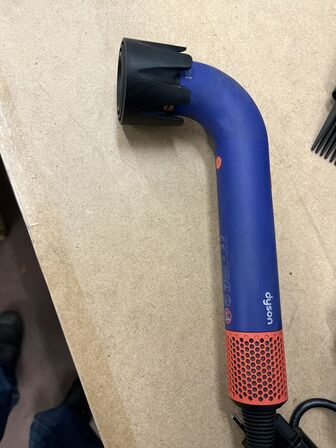 2 Stk. Hårtørrer DYSON +  Hårtrimmer PANASONIC  + Tilbehør 