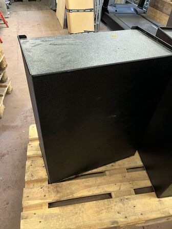 Metal Skab Inkl. Indhold