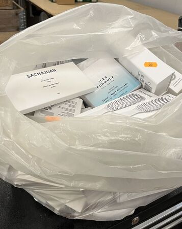 Pose med Hårprodukt ILES FORMULAR + Hårbørster