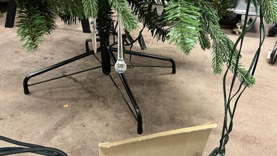 Plastik Juletræ ca. 2m + Lyskæde