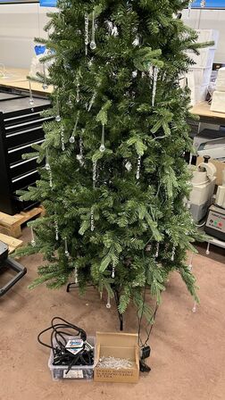 Plastik Juletræ ca. 2m + Lyskæde