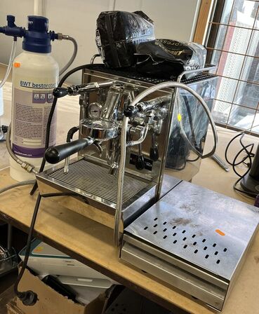 Expressomaskine med tilbehør KAFFESELSKABET