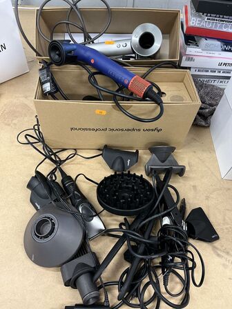 2 Stk. Hårtørrer DYSON +  Hårtrimmer PANASONIC  + Tilbehør 