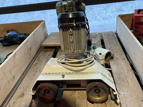 Kædeboremaskine, fremføringsmaskine og varmeblæsere