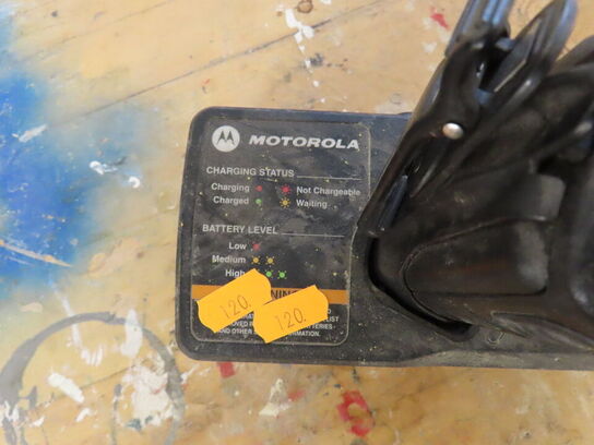 6 stk. radioer med fælleslader, MOTOROLA