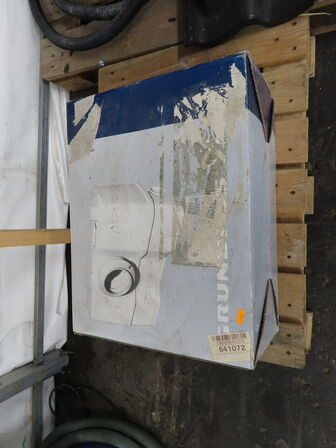 Tavle med værktøj samt indhold på pallen