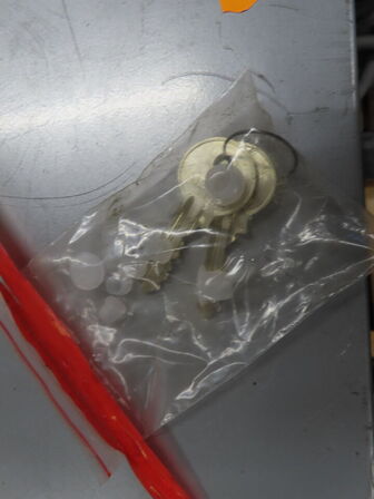 Postkasseskab, med nøgle