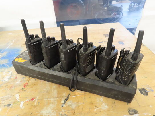 6 stk. radioer med fælleslader, MOTOROLA