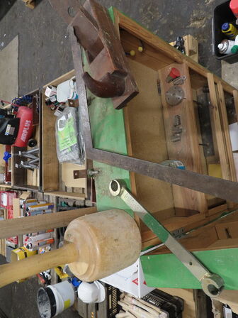 Værktøjssab m.m. på pallen