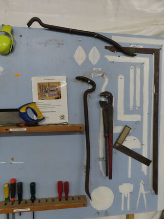 Tavle med værktøj samt indhold på pallen