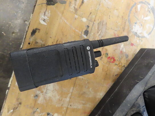 6 stk. radioer med fælleslader, MOTOROLA