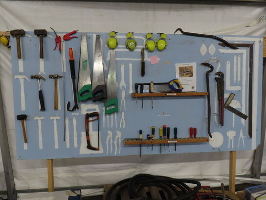 Tavle med værktøj samt indhold på pallen