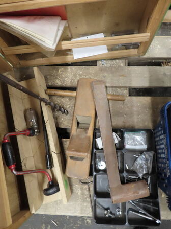 Værktøjssab m.m. på pallen